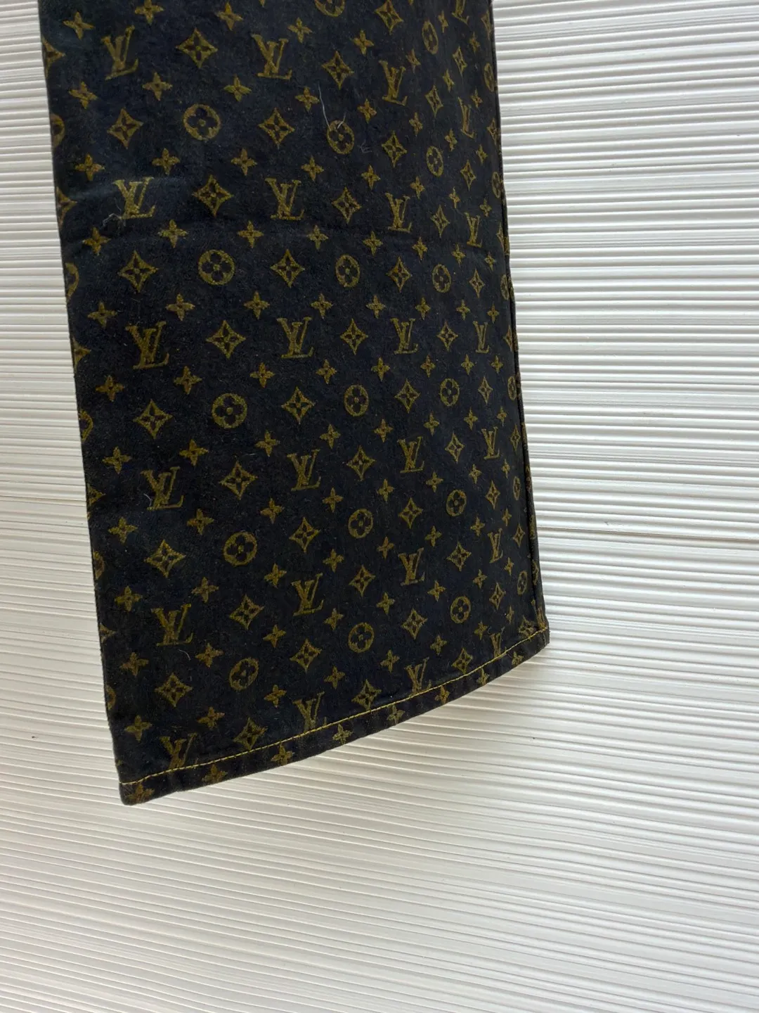 LOUIS VUITTON full letter printed jeans [Women's clothing] ●Original version: purchased and developed by 16199 ●Item number: 1681900-B10 ●Fabric: denim fabric ●Technology: printing production ●Color: brown ●Version: loose fit ●Weight: about 825 grams ●Size: 34-36-38 ●Description: This LV 25 new black full-print denim wide-leg pants are made of 100% high-pound pure cotton denim produced in Italy. After pre-shrinking, the full-print presbyopia pattern is fully aligned and spliced through CAD precise layout and laser cutting (the waist, ankles, and pockets are all aligned), and the fabric loss rate is controlled within 5%. During the production stage, double-needle chain stitching is used to reinforce the front pockets, and the crotch is cross-stitched with high-strength polyester thread backstitching. The trouser loops are fixed with a density of 8 stitches per inch; the hardware is made of black pearl-textured buttons and rivets, which are combined with the same-color stitching to form a low-key layer. In the post-process, retro washing process is used to create an aged effect, and flocking presbyopia process (velvet texture logo) is superimposed. The size tolerance during final inspection is ≤±0.5cm. The thread ends are finely processed with a hot air thread trimmer, and finally shaped with an environmentally friendly dry cleaning agent to ensure that the overall pattern is straight and delicate, the fabric is comfortable and soft, and the color is consistent without color difference. It can be matched with the same style to create a fashionable look and control various occasions. Customized accessories, complete with three standards, the same style for men and women!